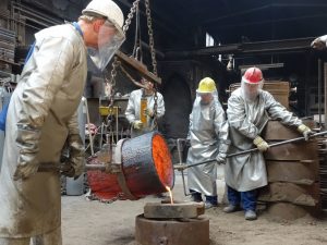 Qualm steigt auf, dann quillt die flüssige Bronze rotgelb aus dem Ofen. Funken sprühen. Wie ein Lavastrom fließt das Metall in die die Gussformen der Friedensglocke für "Bodennullpunkt Hiroshima", die Laurenz E. Kirchner extra in Gescher gießen ließ. (Foto: privat)