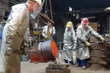 Qualm steigt auf, dann quillt die flüssige Bronze rotgelb aus dem Ofen. Funken sprühen. Wie ein Lavastrom fließt das Metall in die die Gussformen der Friedensglocke für "Bodennullpunkt Hiroshima", die Laurenz E. Kirchner extra in Gescher gießen ließ. (Foto: privat)