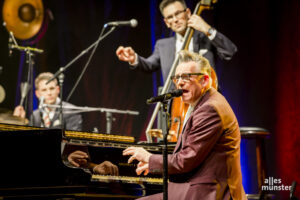 Swingende Liebeslieder aus der langjährigen deutschen Schlagergeschichte präsentierte Götz Alsmann mit seiner Band in der Halle Münsterland. (Foto: Claudia Feldmann)