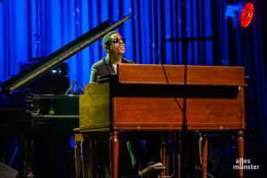 Der junge Organist und Pianist Matthew Whitaker heizte das Publikum zuvor im Alleingang ein. (Foto: Stephan Günther)