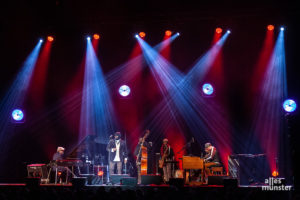 Eine aufregende Bühnenshow war gar nicht nötig, die Stimme von Gregory Porter trug durch den Abend. (Foto: Stephan Günther)