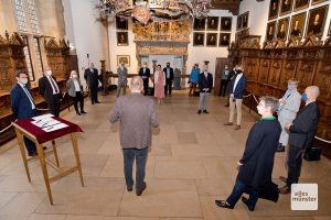 Bürgermeister Gerhard Joksch begrüßt die Gäste der Vertragsunterzeichnung im Friedenssaal des historischen Rathauses (Foto: Bührke)