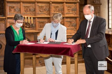 v.l.: Manuela R0ßbach (Vorstand Aktion Deutschland Hilft), Prof. Dr. Ute von Lojewski (Präsidentin FH Münster und Prof. Dr. Andreas Ostendorf (Prorektor Ruhruniversität Bochum) bei der Vertragsunterzeichnung (Foto: Bührke)