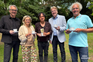 v.l.: Fritz Schmücker (Münster Marketing), Frauke Schnell (Kulturamt), Thomas Nufer, Uwe Koch (Sparkasse Münsterland Ost) und Wolfram Goldbeck (Amt für Grünflächen, Umwelt und Nachhaltigkeit) freuen sich nicht nur auf Tee und Kaffee während der diesjährigen Grünflächenunterhaltung. (Foto: Michael Bührke)