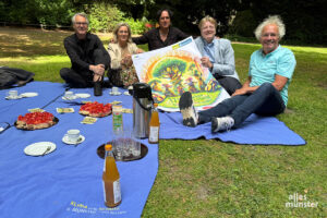 Picknickstimmung während der Vorstellung des diesjährigen Programms. (Foto: Michael Bührke)