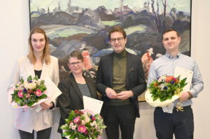 Regierungspräsident Andreas Bothe (2.v.r.) überreicht die öffentliche Belobigungsurkunde an (v.l.) Anna von Eiff, Dr. med. Rebekka Falkner und Ludger Pinnow. (Foto: Bezirksregierung Münster)