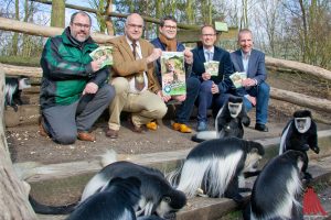 Zoodirektor Dr. Thomas Wilms präsentiert mit den Chefärzten Joachim Zucker-Reimann (Herz-Jesu Krankenhaus), Dr. Nikolaos Trifyllis (St. Franziskus-Hospital), Dr. Rüdiger Langenberg (Clemenshospital) und Priv.-Doz. Dr. Ralf Schmitz (Universitätsklinikum) (v.l.) die neue Kooperation. (Foto: mb)