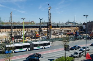 Möglicherweise ruht im Erdreich auf der Großbaustelle am Bahnhof ein Blindgänger. (Archivbild: th)