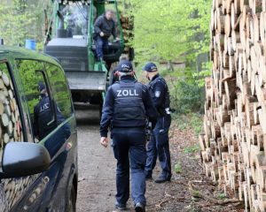 Forstwirtschaftliche Betriebe waren Gegenstand der Schwerpunktprüfung nach dem Schwarzarbeitsbekämpfungsgesetz, die die Zöllnerinnen und Zöllner des Hauptzollamtes Münster in der vergangenen Woche im Münsterland durchführten. (Foto: Hauptzollamt Münster)