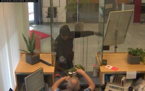 Nach dem Banküberfall in Münster Coerde sucht die Polizei noch immer nach Hinweisen auf den Täter. (Foto: Polizei Münster)