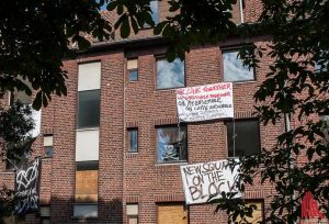 Ein besetztes Haus auf dem Schifffahrter Damm im Sommer 2016, das über lange Zeit leer stand. (Foto: sg)