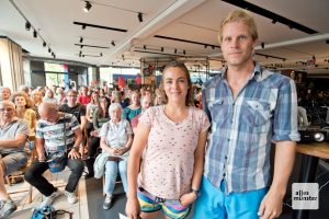 Magda Mayerhoffer (l.) und Manu Winkler berichteten vor rund 70 Zuhörern bei Fahrrad XXL Hürter von ihren bisherigen Reiseerlebnissen. (Foto: Michael Bührke)