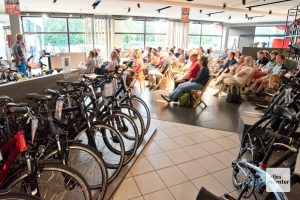 Das Fahrradgeschäft an der Hammer Straße war die passende Kulisse für die Berichte der beiden Weltumrunder. (Foto: Michael Bührke)