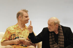 Heinrich Schafmeister spielt zusammen mit Leonard Lansink im Theaterstück "Kunst" von Yasmina Reza (Foto: Jürgen Frahm)