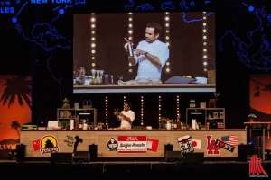 Ein Witze verzählender Starkoch, Steffen Henssler bei der Arbeit in der Halle Münsterland. (Foto: sg)