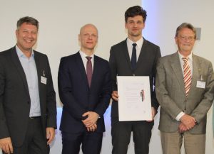 Der Hentschel-Preisträger 2019, PD Dr. Peter Sporns (mit Urkunde), mit den Gratulanten Prof. Jens Volkmann und Prof. Karl Georg Häusler vom Uniklinikum Würzburg sowie Stiftungsgründer Günter Hentschel (Foto: B. May / UKW)