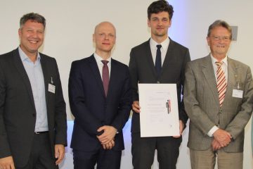 Der Hentschel-Preisträger 2019, PD Dr. Peter Sporns (mit Urkunde), mit den Gratulanten Prof. Jens Volkmann und Prof. Karl Georg Häusler vom Uniklinikum Würzburg sowie Stiftungsgründer Günter Hentschel (Foto: B. May / UKW)