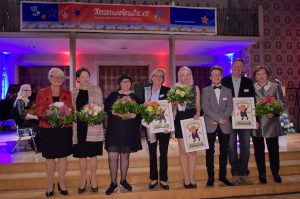 Sie freuten sich mit den glücklichen Preisträgern: Bürgermeisterin Karin Reismann (li.), Schirmherrin Eva Luise Köhler (2.v.l.) und Herzenswünsche-Gründerin Wera Röttgering (re.). (Foto: Pressebild)