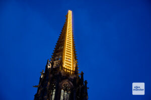 Billi Thanners "Himmelsleiter" am Turm der Stadtkirche St. Lamberti. (Foto: Bührke)
