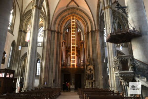 Im Inneren von St. Lamberti wurde die Himmelsleiter vor der Orgel montiert. (Foto: Bührke)