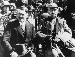 Das Ende von Weimar: Hitlers Ernennung zum Reichskanzler durch Paul von Hindenburg im Jahre 1933. (Foto: dpa)