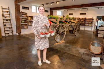 Janina Lohmann mit einem Korb frischer Erdbeeren in ihrem Hofladen an der Westfalenstraße. (Foto: Bührke)