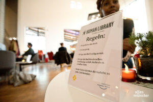 Es gab ein paar kurze aber klare Regeln zum Umgang mit den "Büchern". (Foto: Michael Bührke)