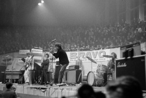 Deutschland-Premiere für die Rolling Stones in Münster: Der damals 22-jährige Mick Jagger mitten in der Halle Münsterland. (Foto: Willi Hänscheid, Stadtmuseum Münster)