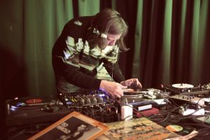 Albert Ruppelt aka DJ At erstellte aus gespendeten Schallplatten tanzbare Remixe. (Foto: Steffi Köhler)