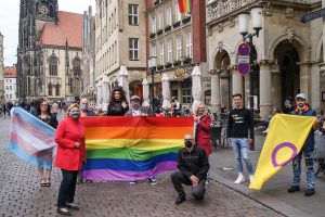 Vertreter der Queer-Community in Münster auf dem Prinzipalmarkt. (Foto: KCM)