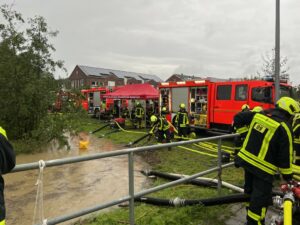 Durch den Starkregen drohte ein Regenrückhaltebecken in Nienberge überzulaufen. (Foto: Feuerwehr Münster)
