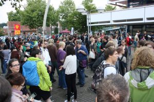 Etwa 250 AfD-Gegner waren am Abend vor der Stadthalle Hiltrup zusammengekommen, um zu demonstrieren. (Foto: nn) 