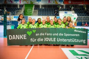 Das Team des USC Münster bedankte und verabschiedete sich nach der Partie von Fans, Helfern und Sponsoren. (Foto: Michael Mücke)