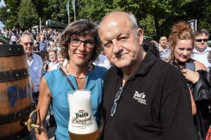 Gudrun Bruns von der Krebsberatungsstelle mit Schirmherr Leonard Lansink. (Foto: th)