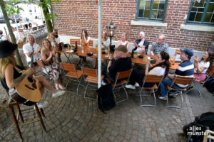 Die Musikerin Van de Forst gab der Redaktion von <strong>ALLES MÜNSTER</strong> ein kleines Ständchen zum Jubiläum. (Foto: Michael Bührke)