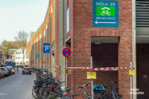 Der Fahrradkontrolldienst wird ordnungswidrig abgestellte Fahrräder von der Ostseite des Hauptbahnhofs zukünftig in das Parkhaus Bremer Platz versetzen. (Foto: Ralf Clausen)