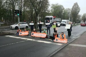 Mitglieder der "Letzten Generation", hier bei einer Blockade auf der Warendorfer Straße Mitte April. (Foto: Letzte Generation)