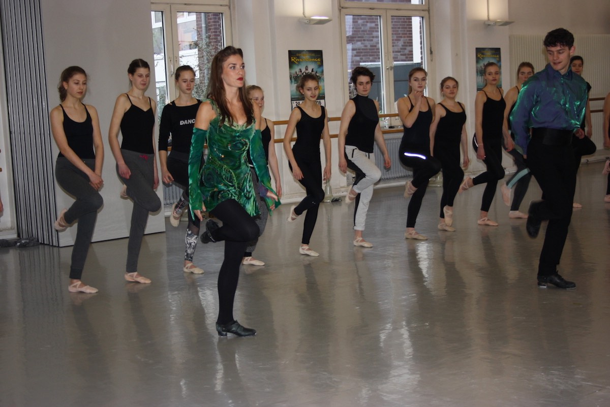 Siobhan Manson (li.) und Tomas Ó Sé von "Riverdance" zeigen in der Tanzschule Schritte aus ihrem Repertoire. (Foto: n.n.)