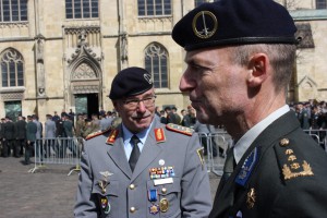 Volker Halbauer (li.) übergab das Kommando an seinen Nachfolger Generalleutnant Michiel van der Laan. (Foto: nn)