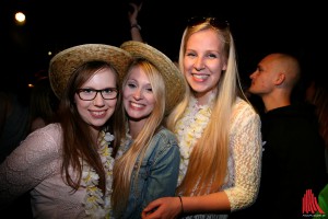 Julia, Caro und Neele sind Zweitsemester und fühlten sich sauwohl auf der Party. (Foto: kd)