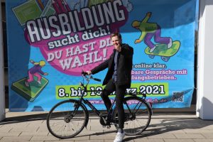 Schneller als mit dem Fahrrad geht es in diesem Jahr zum Ausbildungsplatz: Mit drei Klicks ist bei der Aktion „Ausbildung sucht dich“ ein Vorstellungsgespräch mit einem Unternehmen vereinbart. (Foto: IHK)