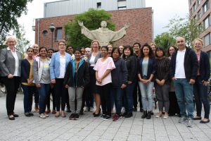 Die Teilnehmenden des ersten Qualifizierungskurses für zugewanderte Pflegepersonen vor dem St. Franziskus-Hospital Münster – zusammen mit Projektleiterin Dr. Gertrud Bureick (l.), Schulleiterin Ruth Adrian (6.v.l.) und Stiftungsvorstand Dr. Daisy Hünefeld (M.). (Foto: Franziskus Stiftung)