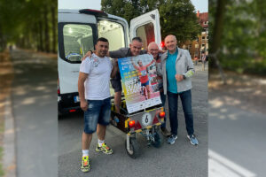 Das Malerteam mit Jürgen Sieme (ehemaliges Mitglied im Organisationsteam und Mann der ersten Stunde) und Michael Brinkmann (Münster Marathon). (Foto: Münster Marathon)