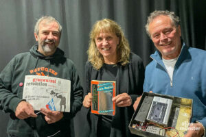 An der Podiumsdiskussion zu beteiligten sich unter anderem Bernd Drücke (li.) von der Zeitschrift „Graswurzelrevolution“, Gabi Fortak vom medienforum münster e. V. und Uli Ketzscher, ehemaliger Aktivist des Piratensenders „Radio Fledermaus“. (Foto: Ralf Clausen)