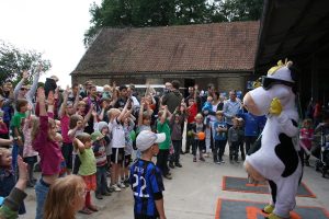 Alles was man über den Bauernhof wissen möchte, erfahren Kinder beim Atlantis-Ferienprogramm. (Foto: Pressebild)