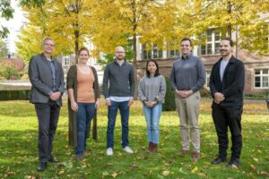 Von Münster aus beteiligen sich (v.l.) Prof. Bernd Hellingrath, Veronika Jäger, Johannes Ponge, Phuong Huynh, Prof. André Karch und Sebastian Henke an Verbundprojekten zur Epidemieforschung. (Foto: WWU / Wibberg)