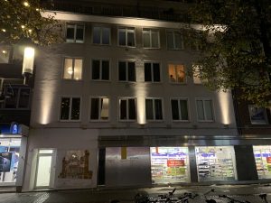 Die neue Fassadenbeleuchtung am Haus Windthorststrasse 18 zeigt das Potenzial für eine lichtgestalterische Aufwertung des Bahnhofsviertels.