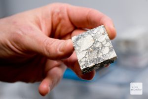 Ein Stück von einem Meteoriten aus Mondgestein. Dessen Zusammensetzung verrät Kleine viel über die Geschichte des Gesteins. (Foto: Bührke)