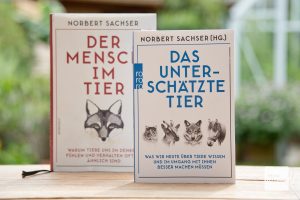 "Der Mensch im Tier" (2018) und "Das unterschätzte Tier" (2022), erschienen bei Rowohlt. (Foto: Bührke)