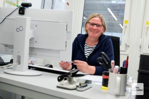 Claudia Hopsters Arbeitsplatz ist ein Wohncontainer in der Halle Münsterland. (Foto: Michael Bührke)